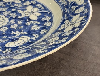 Une paire de plats en porcelaine de Chine bleu et blanc, Kangxi